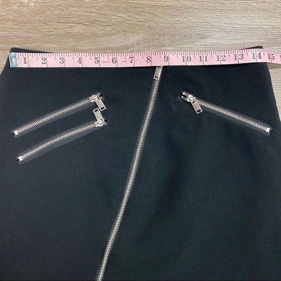 H&M Mini Skirt w/Asymmetrical Zipper & Zippered Pockets Black - Size 8 - Picture 10 of 11